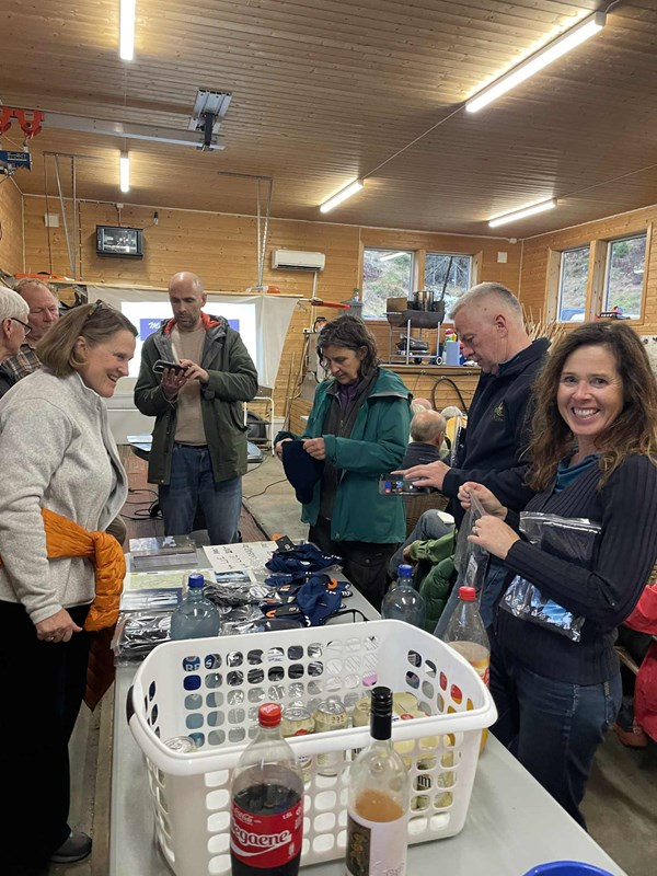 Margarete tok ansvar for salg av løypeforeningens pannebånd og luer. Foto: Nina Grønnestad Heldrup