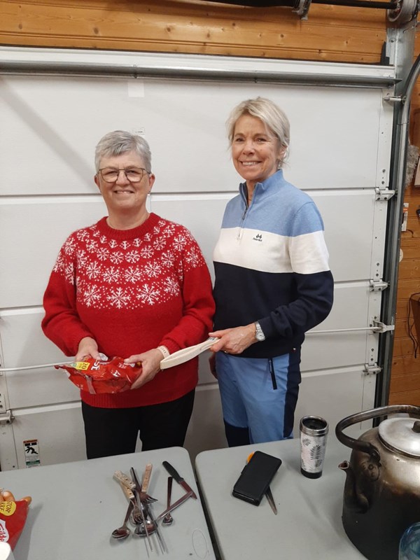 Hege og Nina disket opp med pølser, kaker og drikke før medlemsmøtet. Foto: Olaf Godli