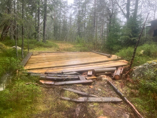 Brua ved Svartbekkhytta mangler fortsatt bord, de skal kjøres fram når frosten kommer. Foto: Thorvald Grung Moe