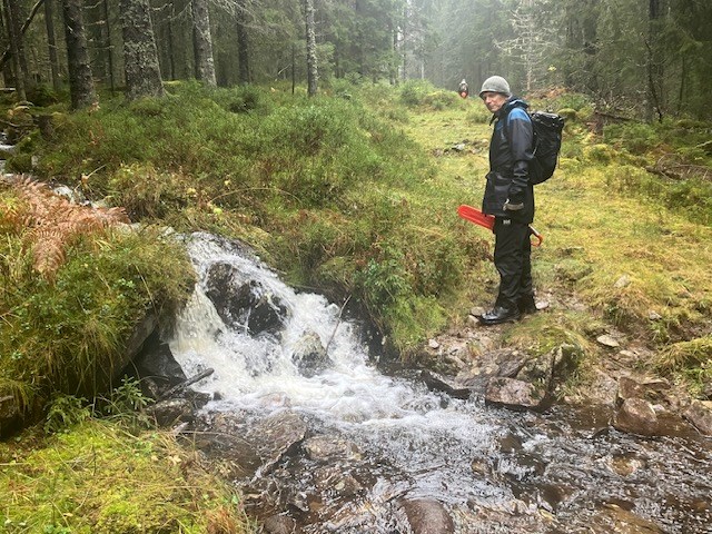 Arne ved flomstor bekk i Grønntjernløypa. Foto: Thorvald Grung Moe