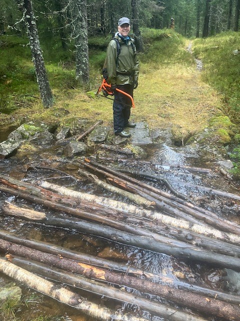 Lars ved en av bekkene som går over sine bredder i Grønntjernløypa. Foto: Thorvald Grung Moe