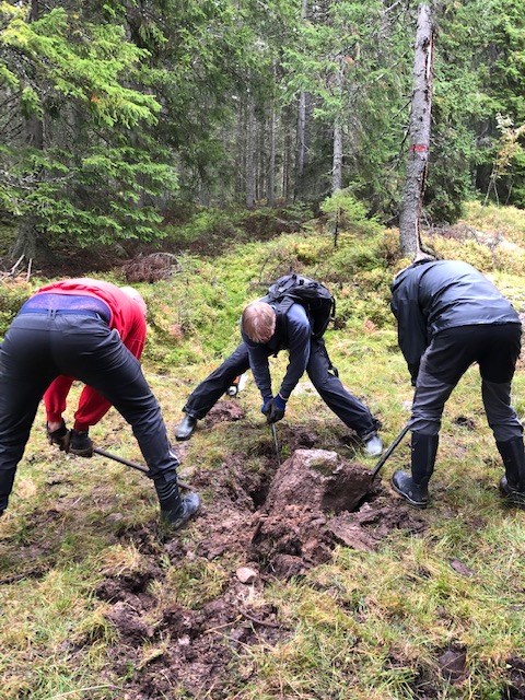 Eirik Formo, Thorvald Grung Moe og Jacob Skogseid i kamp med stein i Formoløypa. Foto: Hanne Skancke Svensson