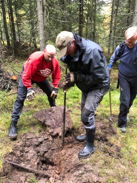 Eirik Formo, Jakob Skogseid og Thorvald Grung Moe vinner over steinen i Formoløypa. Foto: Hanne Skancke Svensson