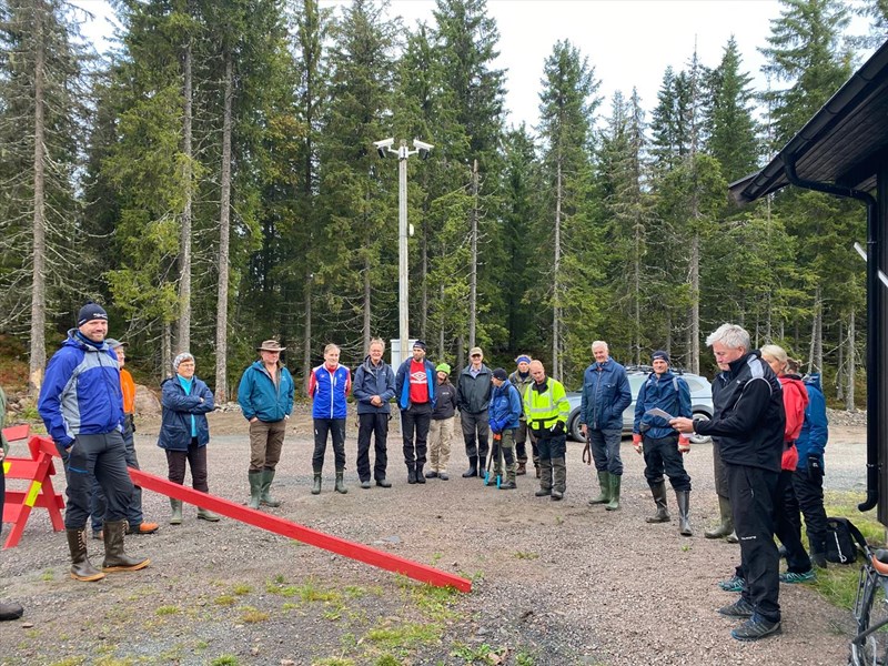 Gunstein Hansen, Olaf Godli, Hege Marie Godli, Sverre Sjøblom, Kjell Ivar Skjemstad, Thorvald Grung Moe, Eirik Formo, Hanne Skancke Svensson, Jakob Skogseid, Berig Gro Fløgstad, Arne Bergan Andersen, Stian Hauger, Arild Bernstrøm, Ragnar Bang Huseby, Arild Lund (skjult), Margarethe Wiese, Nina Grønnestad Heldrup og  leder Tore Heldrup Rasmussen som deler ut oppgaver. Foto: Inger Johanne Wiese