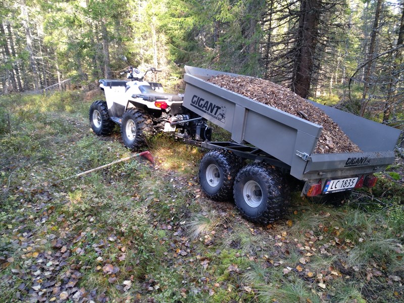 Eksstradugnad lørdag 8.10. Lass med flis kjørt inn i Fuglemyrløypa. Foto: Stian Hauger