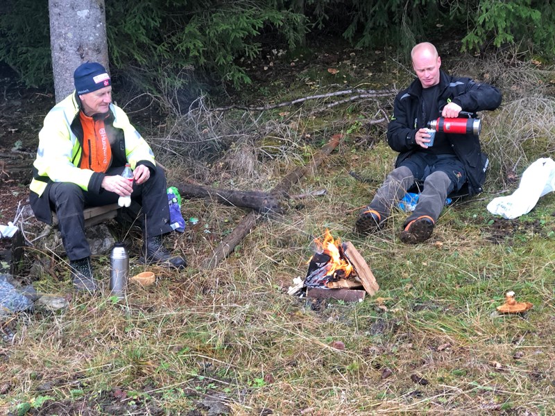 Olaf Godli og Stian Hauger ved leirbålet. Foto: Arild Bernstrøm