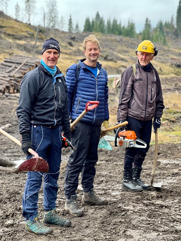 Harald Gløersen, John Sletten og Øivind Holum klare for dugnadsinnsats nord for Svea. Foto: Anne Kvisgaard Gløersen