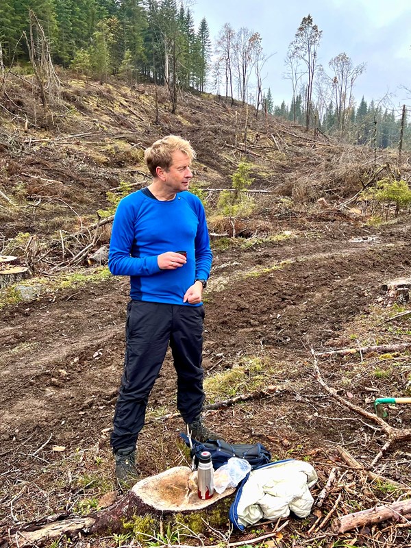 Stående pause for John Sletten midt i dugnadsinnsats en i løypene nord for Svea. Foto: Anne Kvisgaard Gløersen