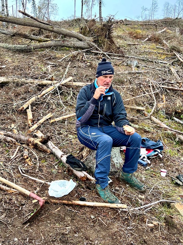 Harald Gløersen nyter matpakka i kvisthaugene nord for Svea. Foto: Anne Kvisgaard Gløersen