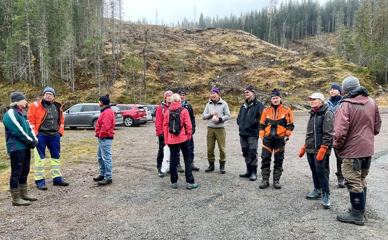 Nina Strømnes Rodem, Pål Kreutz, Terje Stensberg, Nina Grønnestad Heldrup, Anne Kvisgaard Gløersen, Harald Gløersen, Bent Rodem, Jakob Skogseid, Eivind Godli. Hege Brekke Kalvsjøhagen Anders Fjellner og Haakon Kalvsjøhagen på samling før dugnaden. Foto: Lene Li Dragland