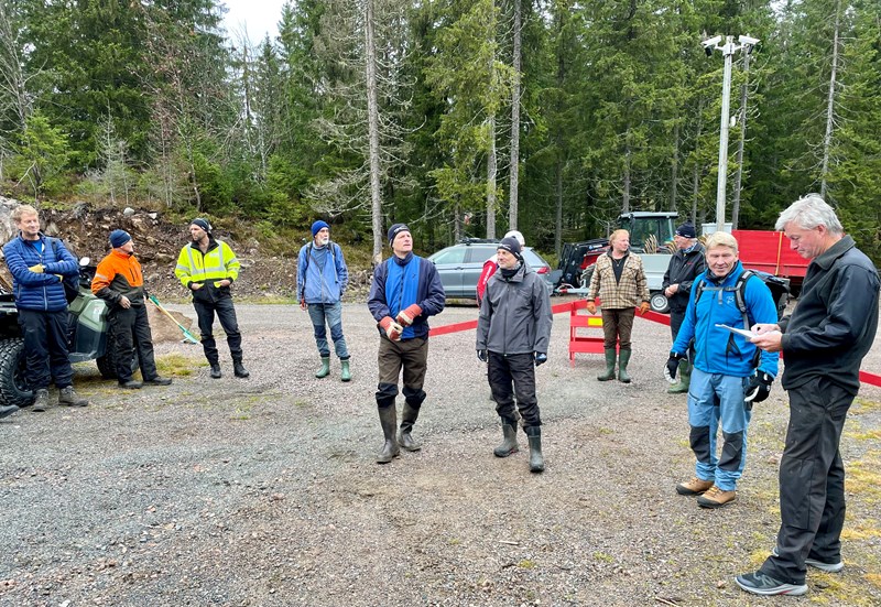 John Sletten, Olaf Godli, Eirik Formo, Ole Tvete, Ragnar Bang Huseby, Lars Petter Fjeld, Kjell Ivar Skjemstad, Sverre Sjøblom, Arild Bernstrøm, Rolf Jappee og Tore Heldrup Rasmussen før utdeling av dugnadsoppgaver. Foto: Lene Li Dragland