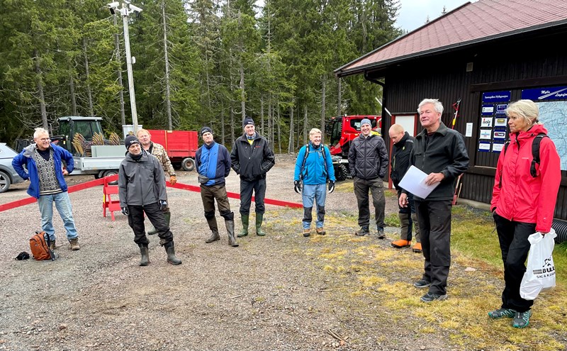 Terje Osmundsen, Lars Petter Fjeld, Sverre Sjøblom, Ragnar Bang Huseby, Arild Bernstrøm, Rolf Jappee, Harald Martinsen, Stian Hauger og Nina Grønnestad Heldrup lytter til leder Tore Heldrup Rasmussens planer for dagen. Foto: Lene Li Dragland