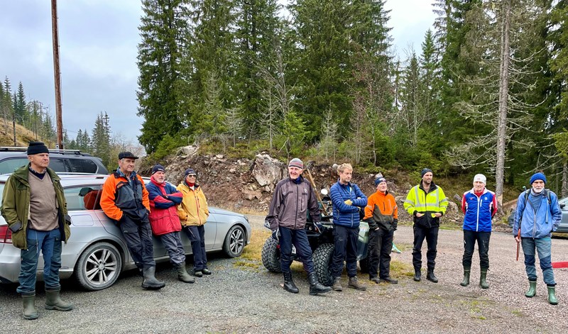 Sigurd Bjørnestad, Dag Fredriksen, Kåre Hansen, Ellen Marie Hansen, Øivind Holum, John Sletten, Olaf Godli, Eirik Formo, Kjell Ivar Skjemstad og Ole Tvete klare for dugnad. Foto: Lene Li Dragland