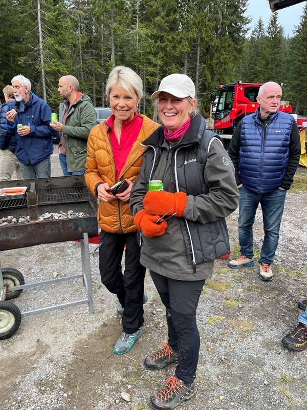 Nina Grønnestad Heldrup og Hege Brekke Kalvsjøhagen foran årets vri: pølsegrilling utendørs før medlemsmøtet. Pølser smaker vel best når man spiser dem ute?  Foto: Lene Li Dragland