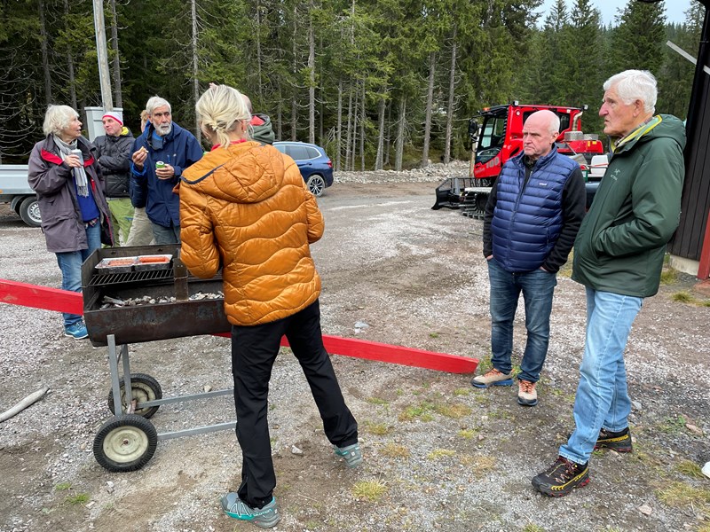  Ingeborg Høy Tvete og Ole Tvete bak grillen. Nina Grønnestad Heldrup forsyner seg mend Ove Brandt ser på.  Foto: Lene Li Dragland