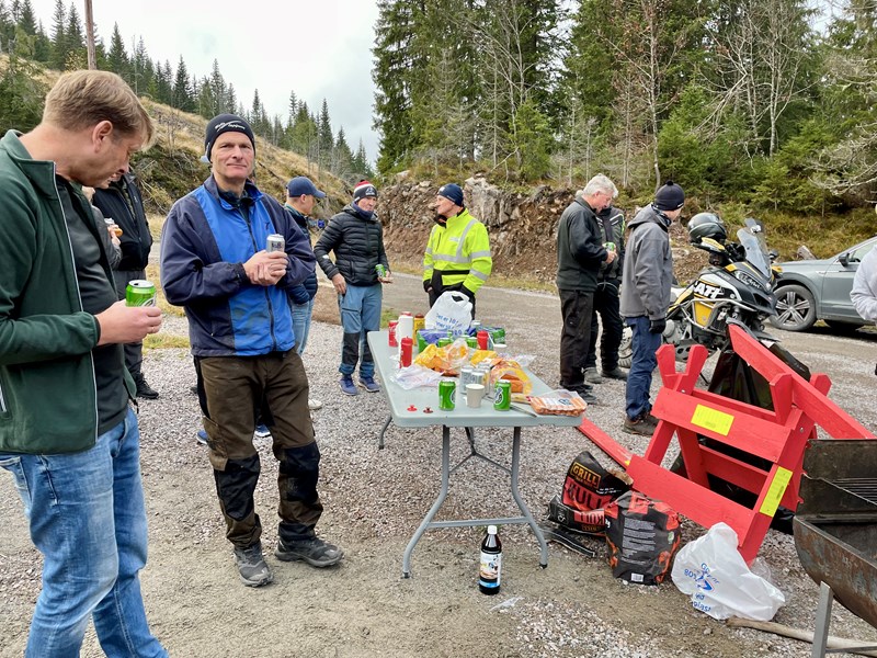 Samling rundt serveringen: John Sletten, og Ragnar Bang Huseby. Foto: Lene Li Dragland