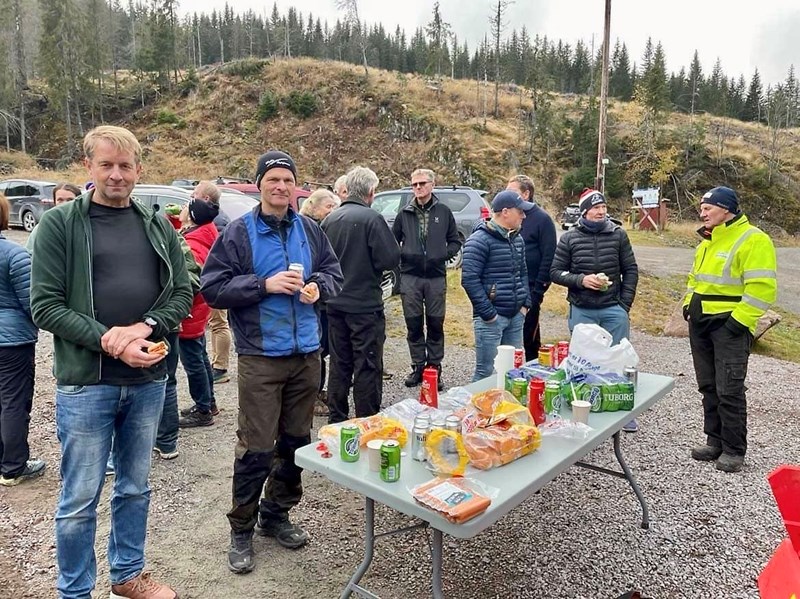 Samling rundt serveringen: John Sletten, og Ragnar Bang Huseby Foto: Nina Grønnestad Heldrup 