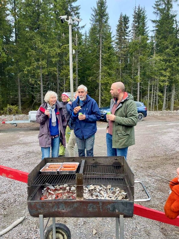 Ingeborg Høy Tvete og Ole Tvete og Eirik Formo bak grillen Foto: Nina Grønnestad Heldrup 