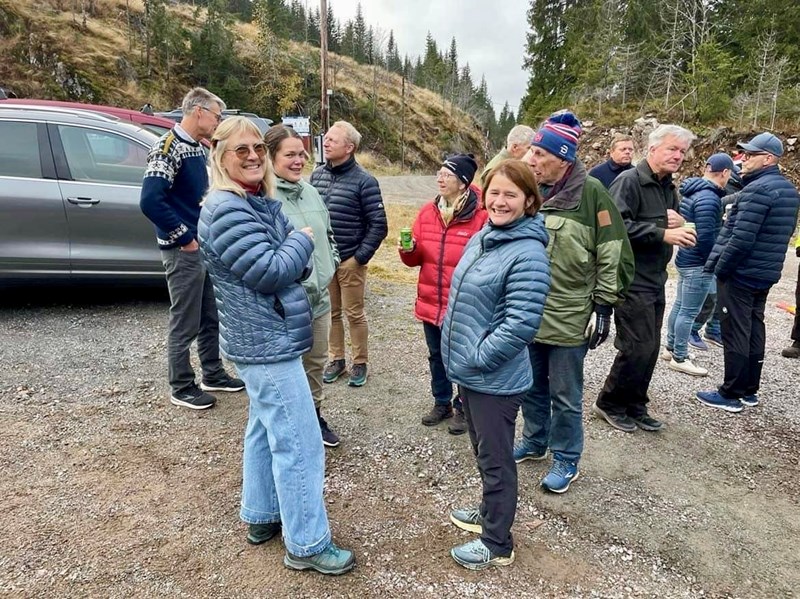 Nils Voje Johansen, Lene Li Dragland, Vide Haarstad, Steinar Faanes, Turid Faanes, Hilde Løken Larsen, Hans Faanes, Tore Heldrup Rasmussen og flere før medlemsmøtet Foto: Nina Grønnestad Heldrup 