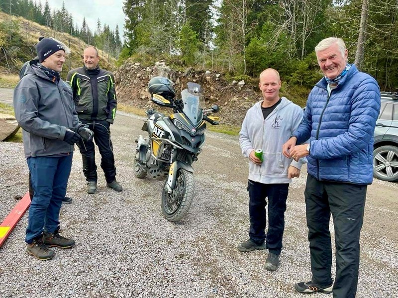 Lars Petter Fjeld, Stian Hauger og Arild Bernstrøm i munter samtale før medlemsmøtet Foto: Nina Grønnestad Heldrup 