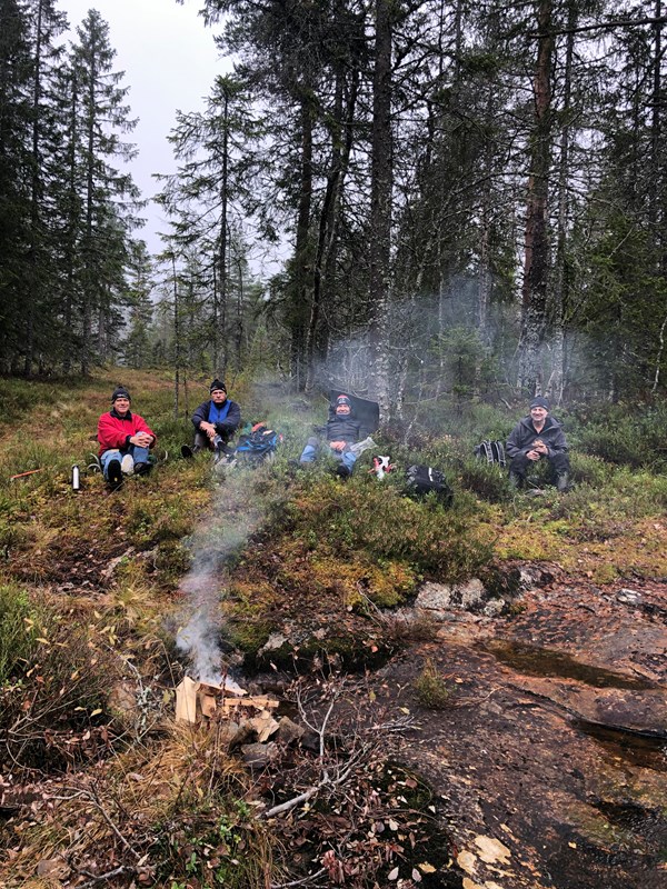 Dugnadspause i Grønntjernløypa. Terje Stensberg, Ragnar Bang Huseby, Kjell Ivar Skjemstad og Lars Petter Fjeld ved leirbålet. Foto: Tore Heldrup Rasmussen