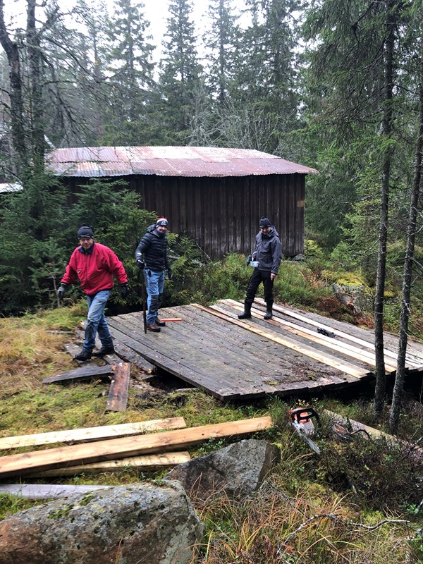 Brua ved Svartbekkhytta i Grønntjernløypa repareres av Terje Stensberg, Kjell Ivar Skjemstad og Lars Petter Fjeld. Foto: Tore Heldrup Rasmussen