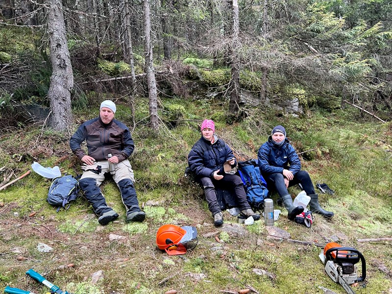 Matpause for dugnadslaget i Formoløypa. Leif Øie, Hilde Løken Larsen og Andras Faanes. Foto: Eirik Formo