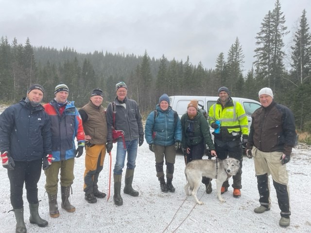 Dugnadslag klart for innsats i Formoløypa og Siljusæterlia: Andreas Faanes, Trond Faanes, Steinar Faanes, Thorvald Grung Moe, Runa Solvang, Vilde Haarsaker, Eirik Formo og Leif Øie. Foto: Hilde Løken Larsen