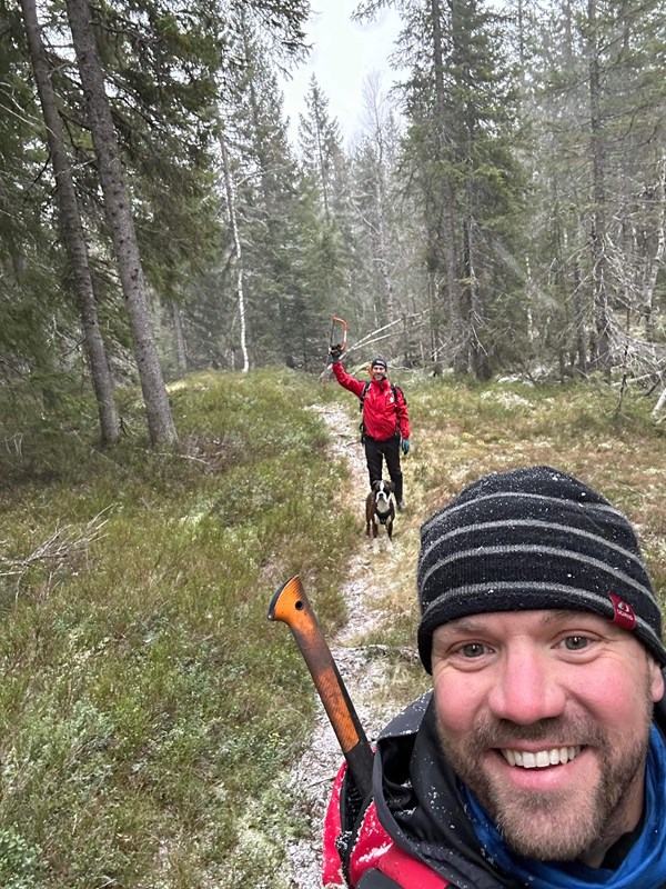 Gunstein Hansen og fotograf Lasse Grønningsæter rydder Grønntjernløypa og løypa opp til Bislingen. De kappet bl.a. ned høye stubber som sto igjen etter trær som ble felt i vinter, da snøen lå der.