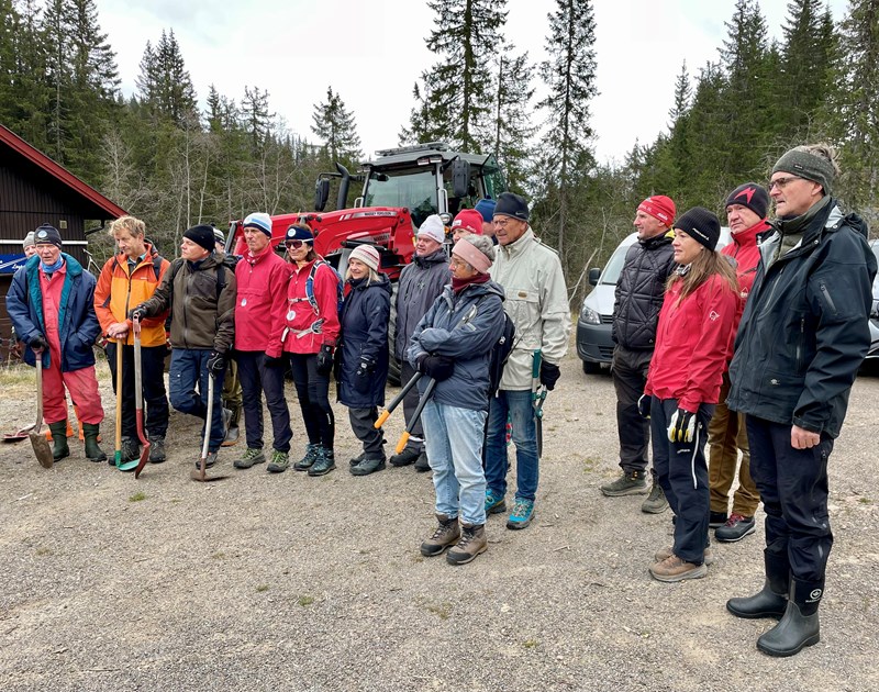 f.v. Sverre Sjøblom, Jostein Refsnes, John Sletten, Pål. H. Rasmussen, Harald og Anne Gløersen, Ellen Furuseth, Trond Urdal, Marit Kopstad, Arnfinn Strålberg, Ingrid Hartmark, Oddmund Mellemsstrand, Harald Martinsen, Tone B. Martinsen, Johnny Gangsø og Jakob Skogseid. Foto: Lene Li Dragland