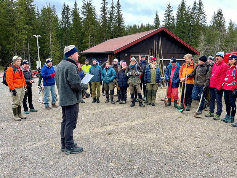 Leder Tore H. Rasmussen deler ut dagens oppgaver til f.v. Anders Heger, Nina G. Heldrup, Terje Osmundsen, Vilde Haarsaker, Margarete Wiese, Eirik Formo, Bent Rodem, Arild Bernstrøm, Runa Solvang, Leif Øie, Steinar Faanes, Heidi Løken Larsen, Arne Bergan Andersen, Gunstein Hansen, Thorvald Grung Moe, Inger Johanne Wiese, Jostein Refsnes, John Sletten, Pål H. Rasmussen, Arnfinn Strålberg, Harald og Anne Gløersen. Foto: Lene Li Dragland