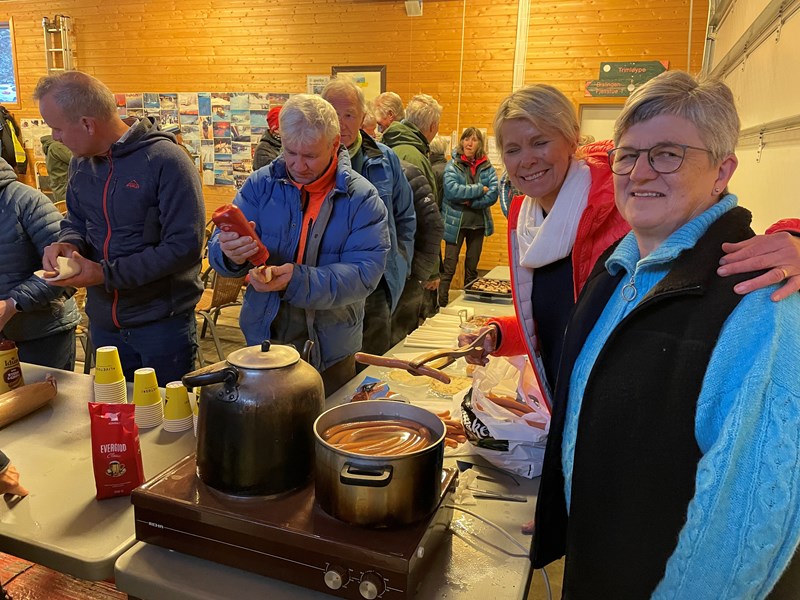 Pølser og kake før medlemsmøtet. Nina Grønnestad Heldrup og Hege Marie Haakenstad Godli styrer serveringen.