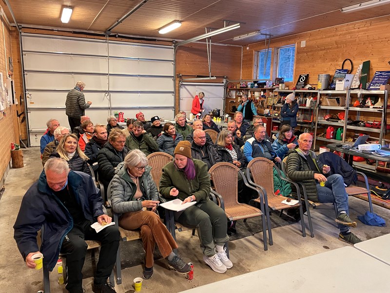 Medlemsmøte: fra venstre Jostein Refsnes, Bente Refsnes, Runa Solvang og Harald Gløersen. Inger Johanne Wiese, Arne Bergan Andersen, Trond Urdal, Ellen Furusetn, Arnfinn Strålberg og Marit Kapstad. Hans Faanes, Andreas Faanes, Trond Faanes, Hilde Løken Larsen, Steinar Faanes, Pål H. Rasmussen og Jakob Skogseid. Andras Høiby, Anne Sønstevold, Vilde Haarsaker, Nina Strømnes Rodem og Sverre Sjøblom. Berit Gro Fløgstad, Kåre Hansen, Ellen Marie Hansen, Harald Martinsen, Thorvald Grung Moe og Margarete Moe. Arild Bernstrøm, Nina G. Heldrup, Hege Marie H. Godli og Tone Bollvåg Martinsen.
