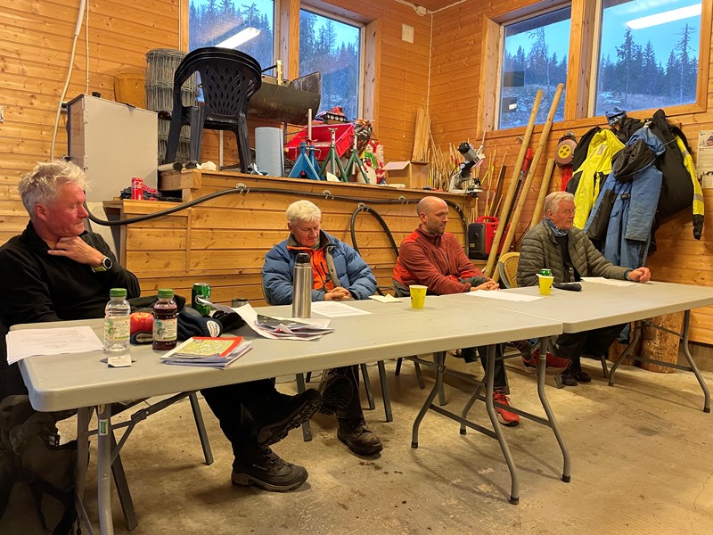 Leder Tore H. Rasmussen, sekretær Olaf Godli, medlemsansvarlig Eirik Formo og løypebas Arild Bernstrøm som forteller om siste sesongs løypekjøring. Foto: Lene Li Dragland