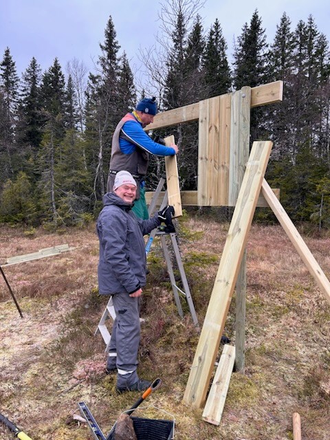 Arnfinn Strålberg og Trond Urdal snekrer nytt skilt på Stormyra. Foto: Marit Kopstad