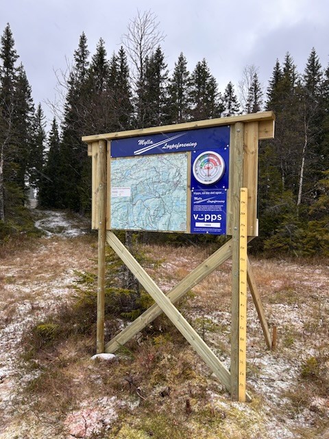 Stormyra – Skilt, termometer og målestav for snødybde. Foto: Marit Kopstad