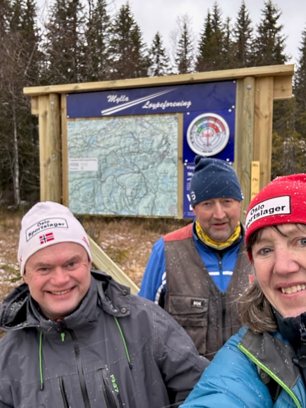 Dugnadsgjengen på Stormyra: Trond Urdal, Arnfinn Strålberg og fotograf Marit Kopstad