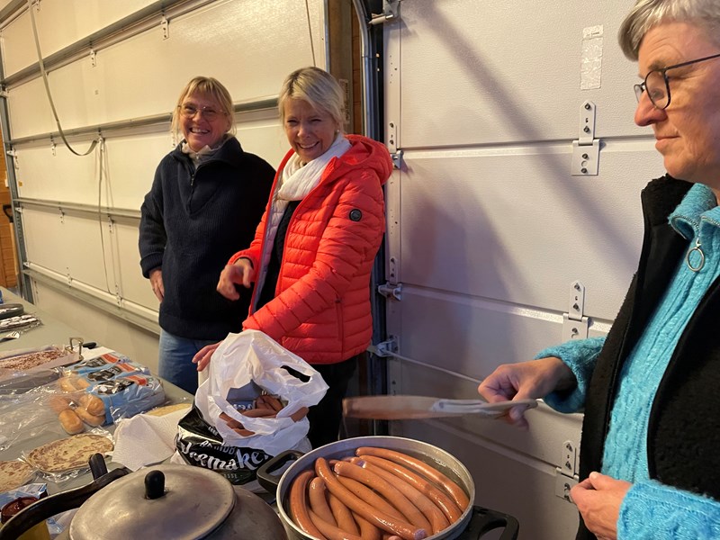 Lene Li Dragland, Nina Grønnestad Heldrup og Hege Marie Haakenstad Godli serverer pølser før medlemsmøtet