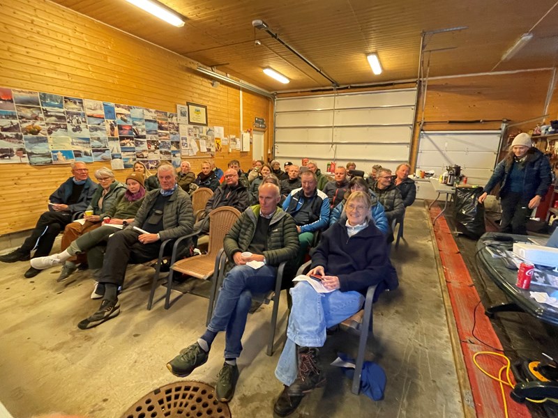 Medlemsmøte: fra venstre Jostein Refsnes, Bente Refsnes, Runa Solvang, Arild Bernstrøm, Harald Gløersen og Lene Li Dragland. Inger Johanne Wiese, Arne Bergan Andersen, Trond Urdal, Ellen Furusetn, Arnfinn Strålberg og Marit Kapstad. Hans Faanes, Andreas Faanes, Trond Faanes, Hilde Løken Larsen, Steinar Faanes, Pål H. Rasmussen og Jakob Skogseid. Andras Høiby, Anne Sønstevold, Vilde Haarsaker, Nina Strømnes Rodem og Sverre Sjøblom. Berit Gro Fløgstad, Kåre Hansen, Ellen Marie Hansen, Harald Martinsen, Thorvald Grung Moe og Margarete Moe. Tone Bollvåg Martinsen Foto: Nina Grønnestad Heldrup