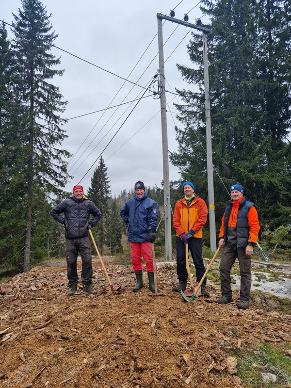 Krafselaget: Harald Martinsen, Jostein Refsnes, John Sletten og Olaf Godli har spredt en flishaug i løypa ved Bratvoldtoppen. Foto: Pål Heldrup Rasmussen