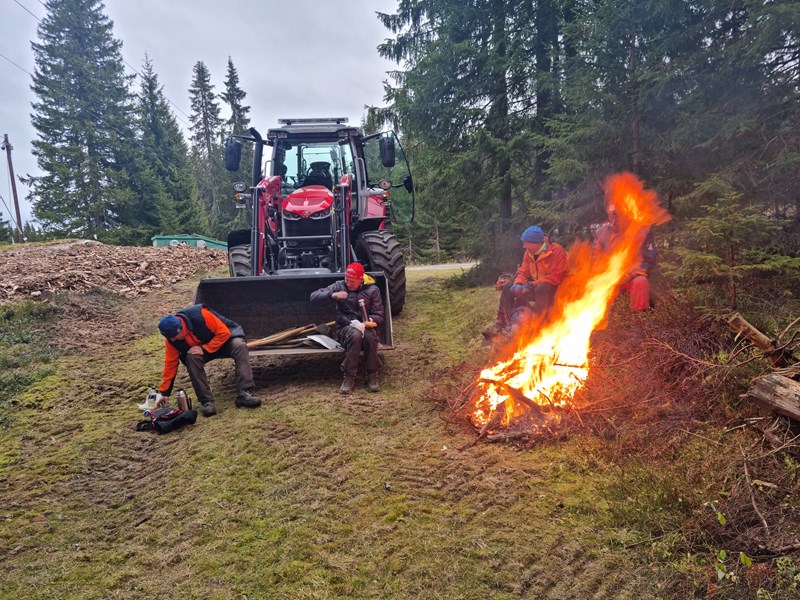 Matpakke og skikkelig bål for krafselaget på Bratvoldtoppen. Olaf Godli, Harald Martinsen, John Sletten og Jostein Refsnes (gjemt bak flammene). Foto: Pål Heldrup Rasmussen