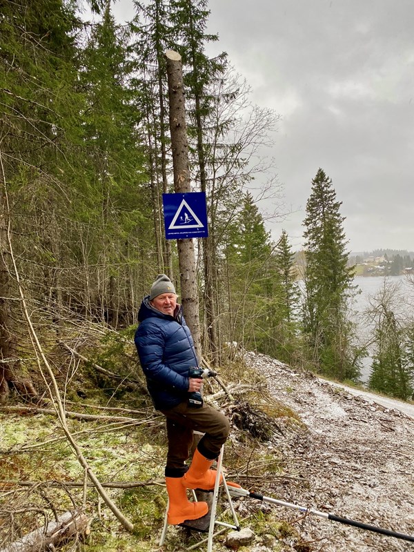 Løyper møtes, skiløpere kan komme brått på! Skiltmaker Sverre Sjøblom med klar advarsel. Foto: Tore Heldrup Rasmussen.
