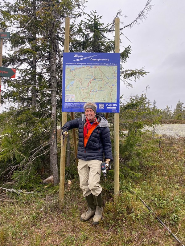 Skiltet på Bislingen har fått lengre staker, Anders Heger er optimist og tror på like mye snø som i fjor.  Foto: Skiltmaker Sverre Sjøblom