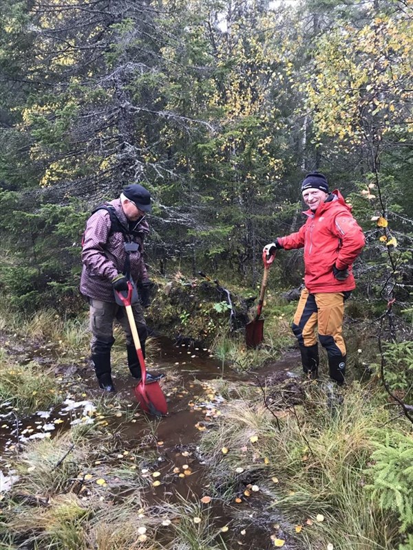 Haakon Kalvsjøhagen og Steinar Faanes drenerer vann ut av løypa nedenfor Ballangrudsæterkrakken. Foto: Hege Brekke Kalvsjøhagen