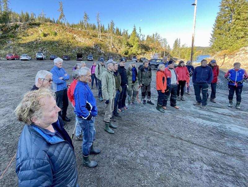 Flott oppmøte, leder Tore deler ut dagens oppgaver: (f.v.) Kjell Ivar Skjemstad, Eirik Formo, Stian Hauger, Kåre Hansen, Anders Heger, Olaf Godli, Harald Martinsen, Tore Heldrup Rasmussen, Rangar Bang Huseby, Knut Pedersen, Lars Petter Fjeld og Trond Faanes. Foto: Lene Li Dragland