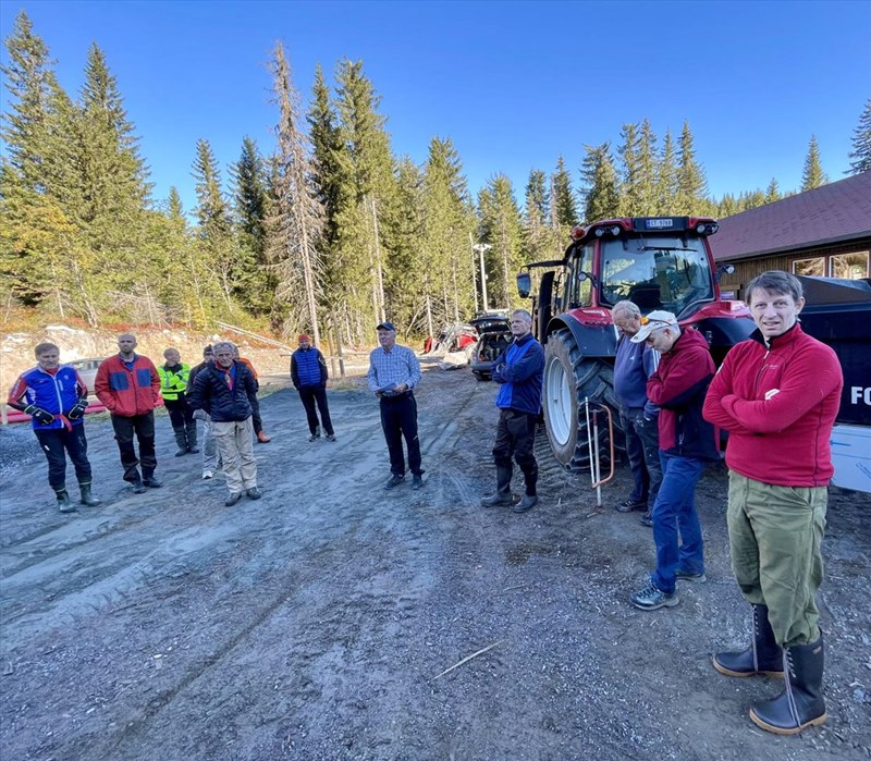 Flott oppmøte, leder Tore deler ut dagens oppgaver: (f.v.) Kjell Ivar Skjemstad, Eirik Formo, Stian Hauger, Kåre Hansen, Anders Heger, Olaf Godli, Harald Martinsen, Tore Heldrup Rasmussen, Rangar Bang Huseby, Knut Pedersen, Lars Petter Fjeld og Trond Faanes. Foto: Lene Li Dragland