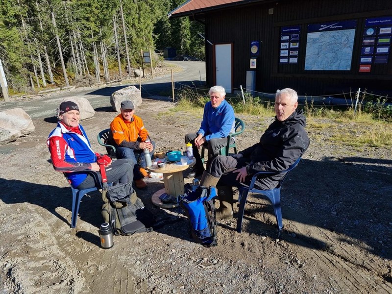 Kjell Ivar Skjemstad, Olaf Godli, Øivind Holum og Arild Lund tar fortjent pause ved Myllagarasjen etter innsatsen. Foto: Pål Heldrup Rasmussen.