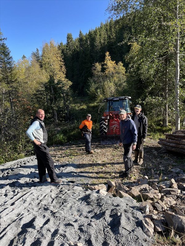 Fornøyd gjeng i løypa ved Fløyta: Harald Martinsen, Olaf Godli med traktor, Pål Heldrup Rasmussen og Arild Lund. Foto: Lene Li Dragland