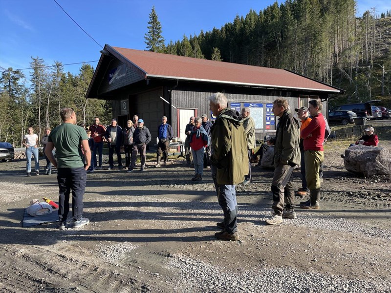 Ole Hval fra ambulansetjenesten i Gran kom som representant fra Vard for å holde kurs i førstehjelp og hjertestarter. Stort oppmøte for å lære. Foto: Lene Li Dragland