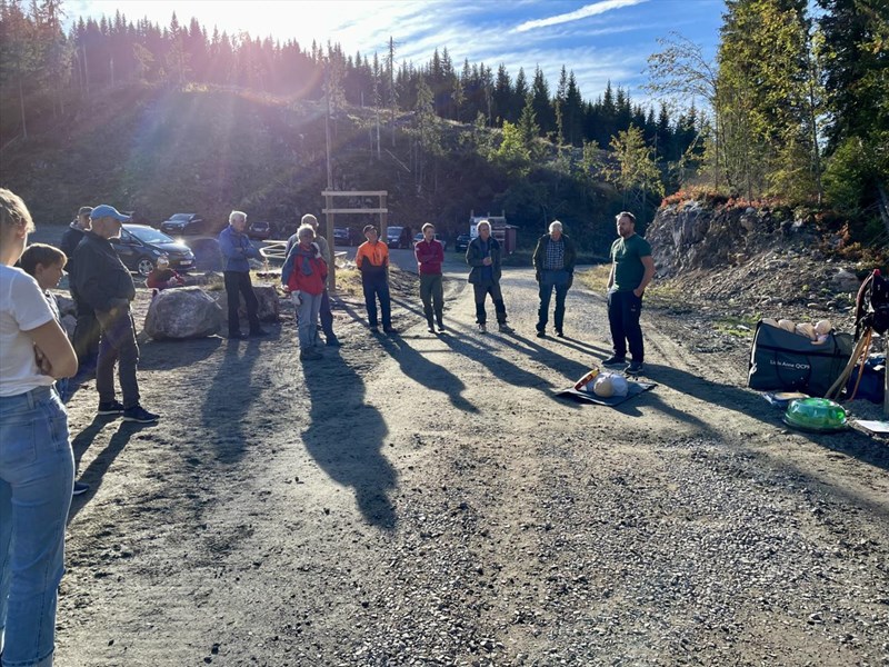 Mylla Løypeforening får en hjerterstarter fra Vard. Den skal henges på Myllagarasjen. Ole Hval innstruerte alle frammøtte om bruk av hjertestarteren Foto: Lene Li Dragland